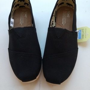 TOMS men's shoes 8.5